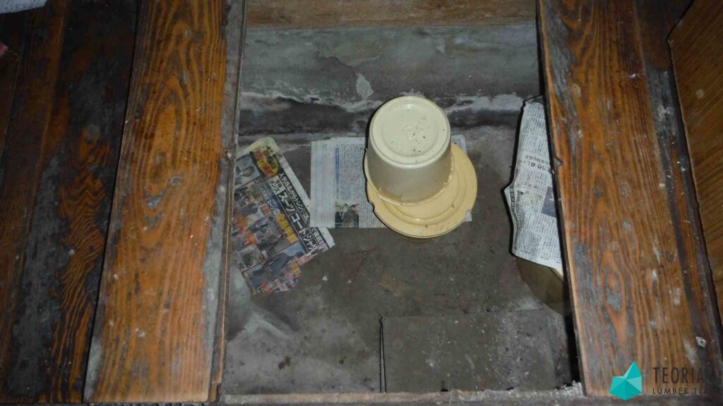 床下収納に新聞や古くなった段ボールが放置されている状態