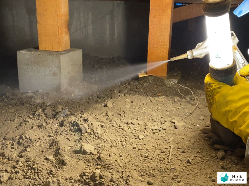 ＜土壌処理＞床下の基礎に薬剤散布をする様子