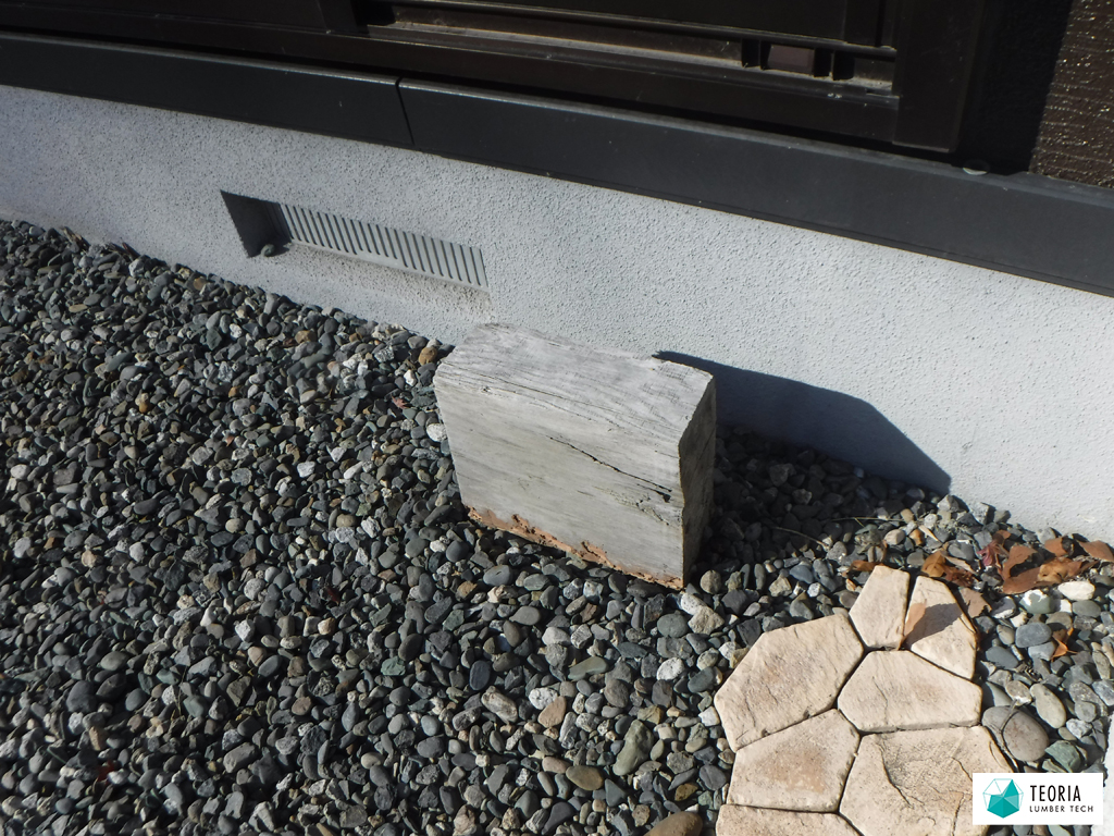 庭に置いてある木材には、一見シロアリ被害は確認できない